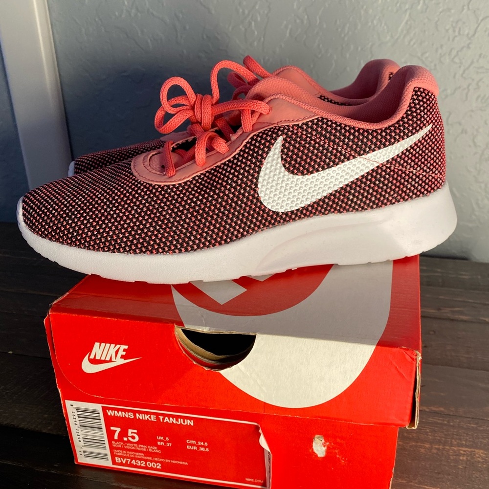 Women’s Nike Tanjun sneakers